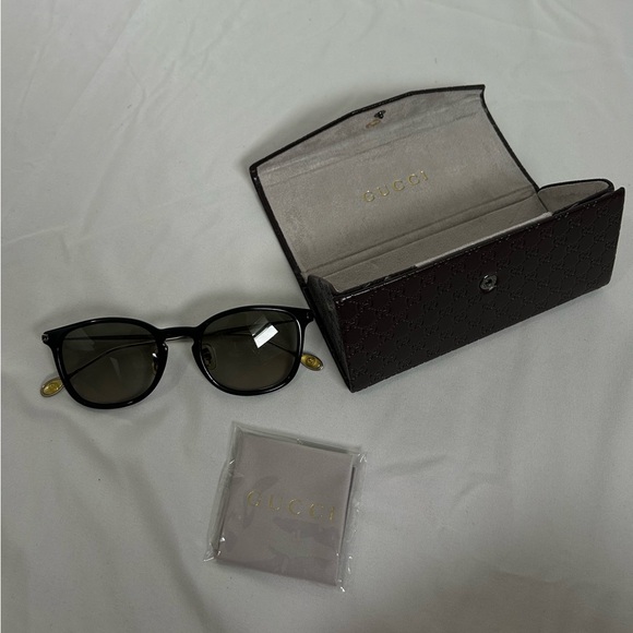 Gucci Black Sunglasses with Elegant Case - Picture 1 of 8